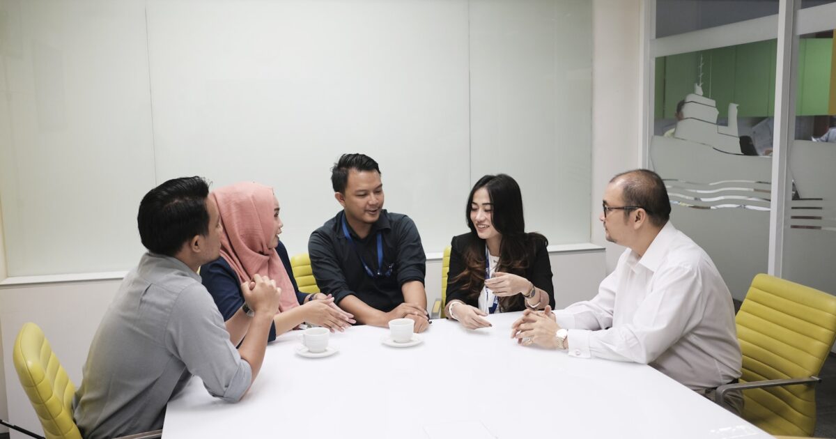 会議テーブルを囲む経営メンバー