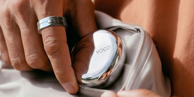 Vocciの指輪型AIデバイスと充電ケース
